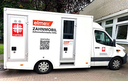 A unidade odontológica móvel Zahnmobil, administrada pela Caritas